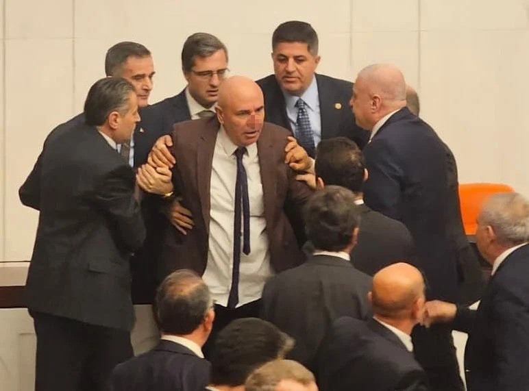 Akın Gürlek AKP'li vekillerin arasında yemin etti, anayasa fırlatıldı - Resim : 1