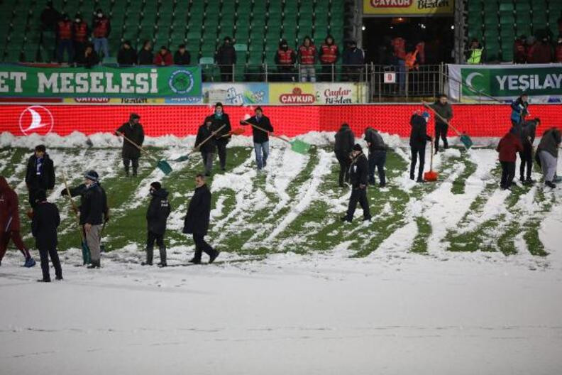 Taraftar bu kez kar temizlemek için sahaya indi - Resim : 2