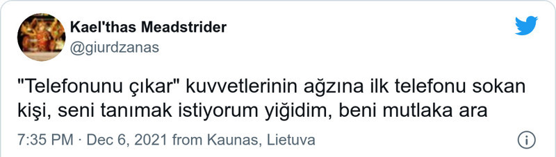Sokak röportajında 'Telefonunu çıkar' diyen adamlardan birinin ağzına telefonu soktu - Resim : 1