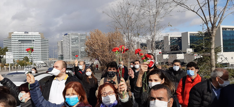Salgında hayatını kaybeden sağlıkçılar için bakanlık önünde anma: Ölüyoruz, çığlığımızı duyan yok - Resim : 2