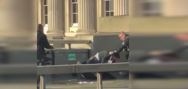Londra Köprüsü'nde bir kişi polis tarafından vuruldu - Resim : 1