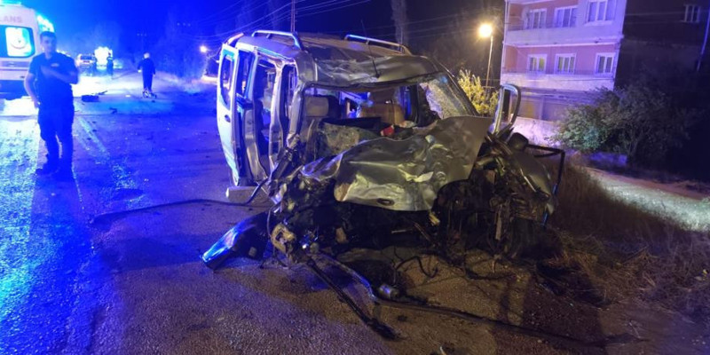 Amasya'da yolcu otobüsüyle kamyonet çarpıştı: 2 ölü, 8 yaralı - Resim : 1