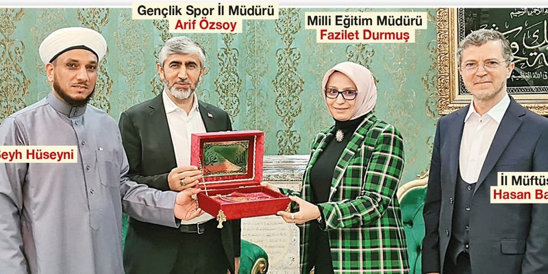 Devlet protokolü tarikat liderinin huzurunda el pençe divan: Öğrencilerin sorunlarını konuşmuşlar - Resim : 4