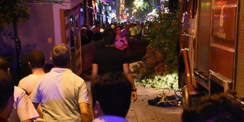 Kadıköy’de ağaç devrildi: 3 yaralı - Resim : 1