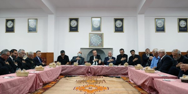 Erdoğan'a göre değiştirdiler iddiası: Ziyaret ettiği cemevinde dikkat çeken değişiklik - Resim : 2