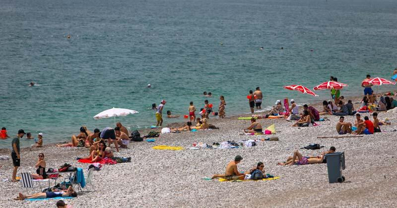 Kısıtlamalar kalktı, Antalya'da sahiller doldu - Resim : 1