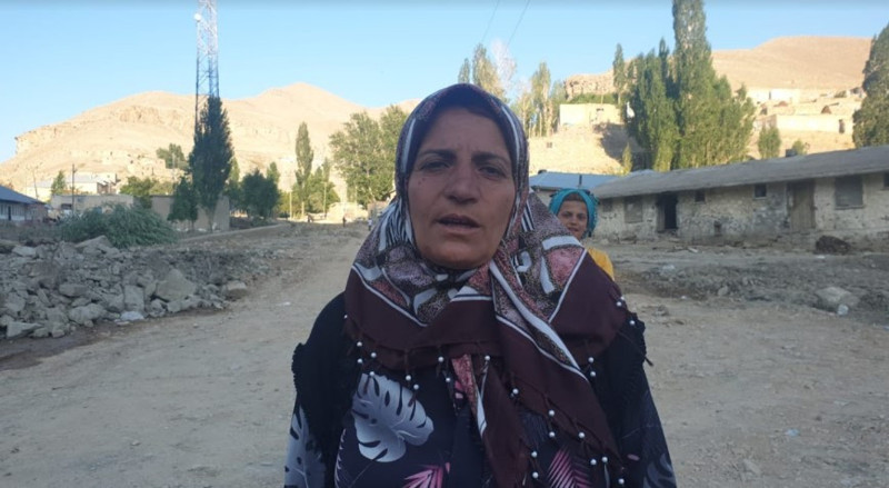 Yıkılan evlerinin enkazı üstünde bekleyen mağdurlar yardım bekliyor: Sıcak bir yuvaya ihtiyacımız var - Resim : 4