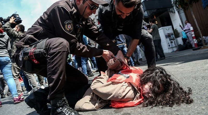 Taksim'e yürümek isteyenlere polis müdahalesi: 127 gözaltı - Resim: 9