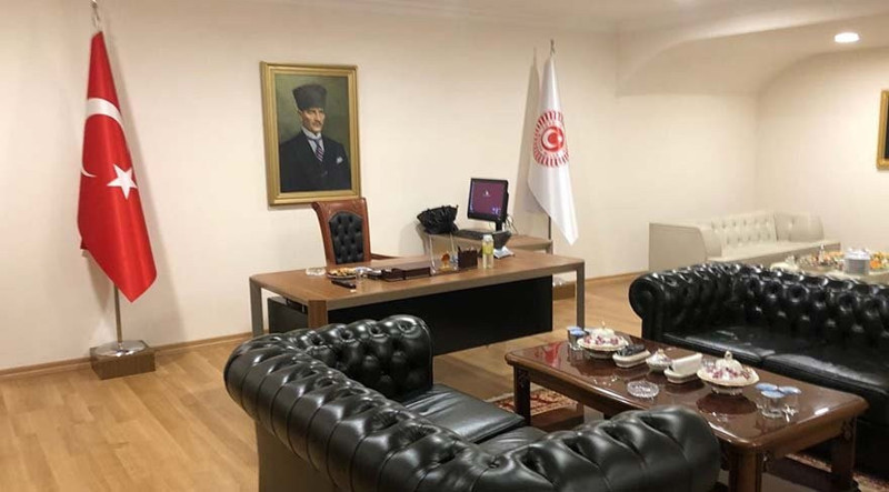 CHP'li Özel'e 'gizlice fotoğraf çekti' cezası - Resim : 1