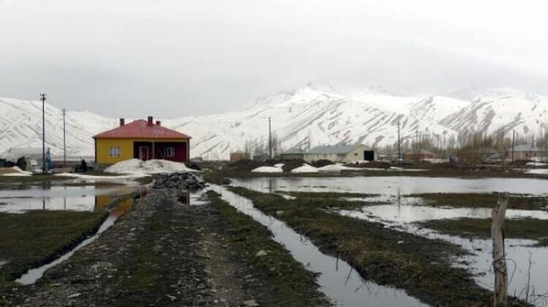 Hakkari'de dere taştı, ova ve evler su altında kaldı - Resim: 5