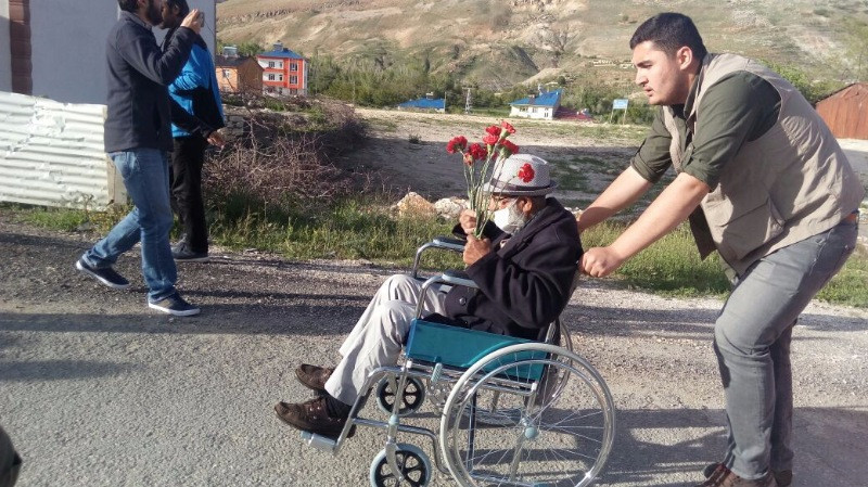 90 günlük açlık grevinden sonra toprakla buluştu - Resim: 10