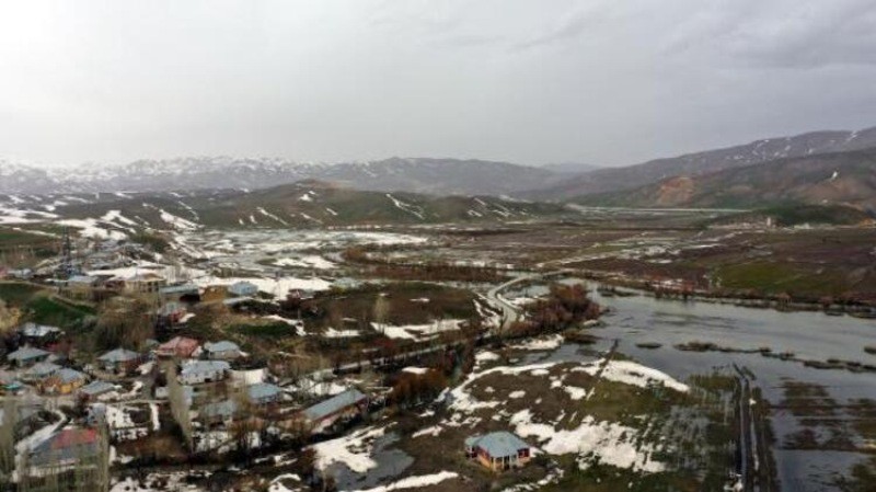 Hakkari'de dere taştı, ova ve evler su altında kaldı - Resim: 1