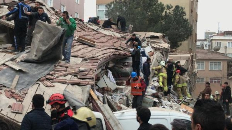 İstanbul'da 8 katlı bir bina çöktü: Ölü ve yaralılar var - Resim: 3