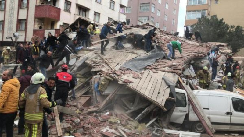 İstanbul'da 8 katlı bir bina çöktü: Ölü ve yaralılar var - Resim: 2