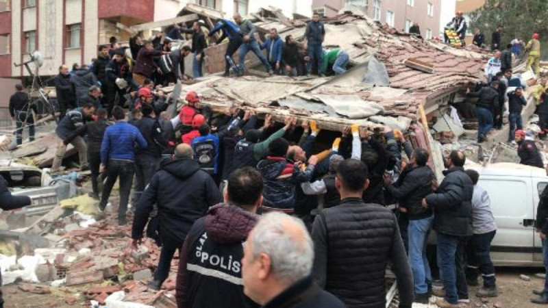 İstanbul'da 8 katlı bir bina çöktü: Ölü ve yaralılar var - Resim: 4