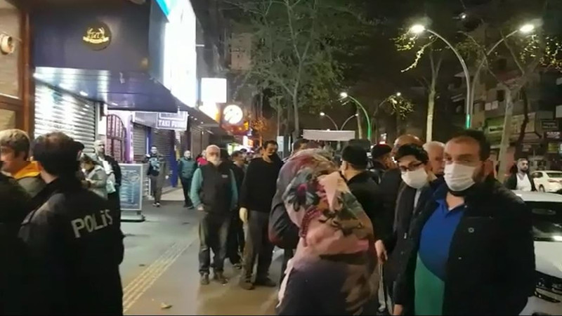 Sokağa çıkma yasağı kararı sonrası halk sokaklara döküldü - Resim : 1