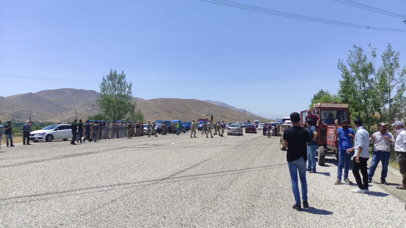 Tütün işçileri karayolunu trafiğe kapattı: Doğduğu yerde ölen işçileriz - Resim : 2