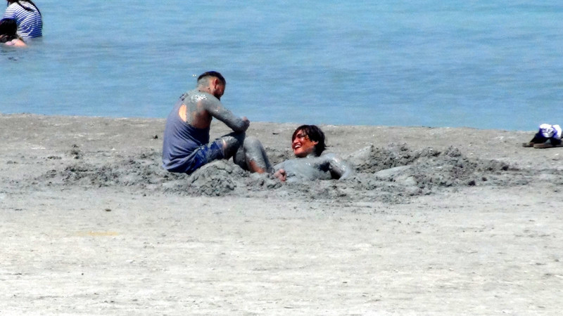Salda Gölü'nde nargile içip, çamur banyosu yapan 5 kişiye para cezası - Resim : 1