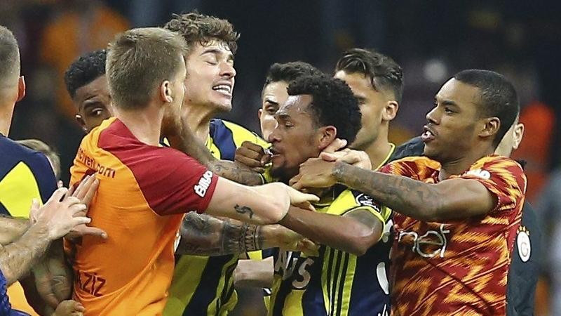Derbi sonrası futbolcular birbirine girdi - Resim : 2