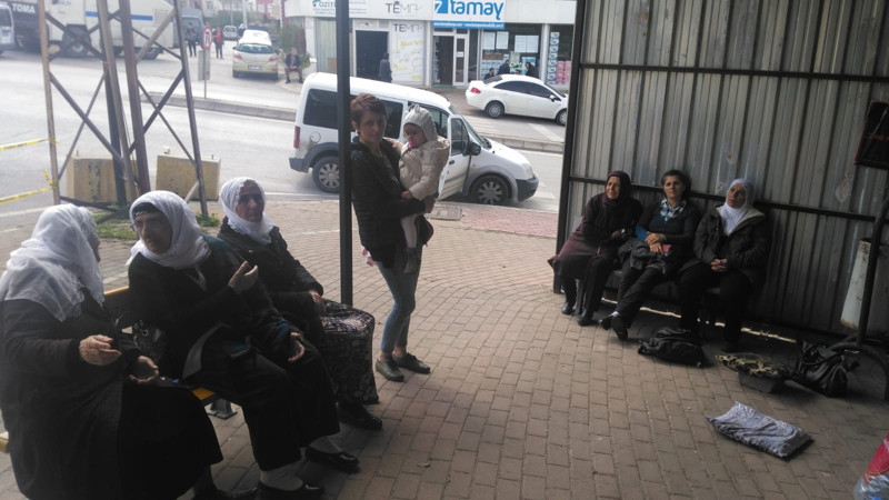 Cezaevi önünde oturma eylemi yapan ailelere gözaltı - Resim : 1