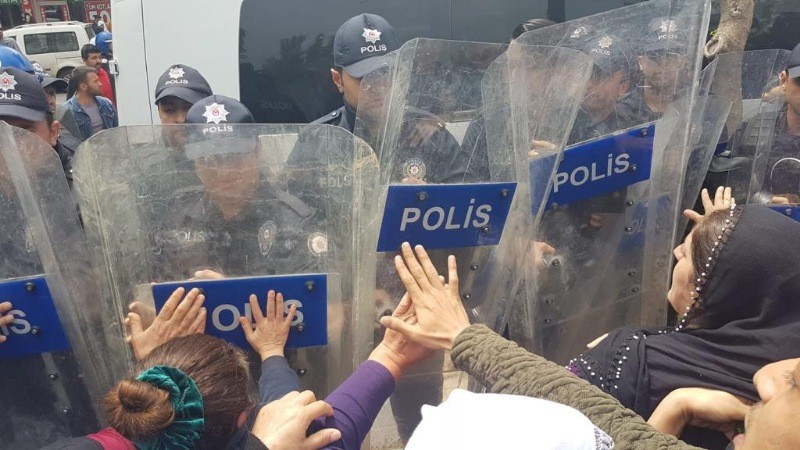 Tutuklu yakınlarının eylemine yine polis müdahalesi - Resim: 2