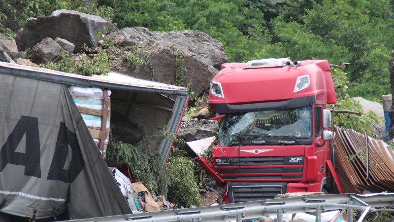 Artvin'de heyelan korkusuyla TIR'ların bekleyişi sürüyor - Resim: 3