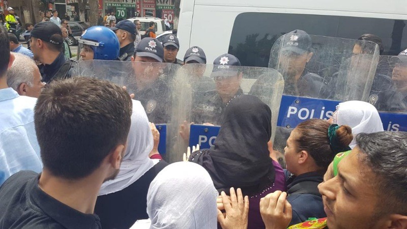 Tutuklu yakınlarının eylemine yine polis müdahalesi - Resim: 7