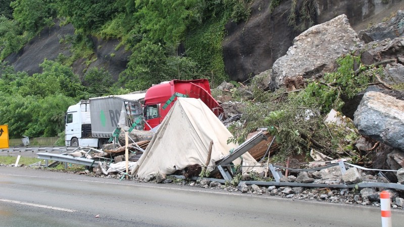 Artvin'de heyelan korkusuyla TIR'ların bekleyişi sürüyor - Resim: 2