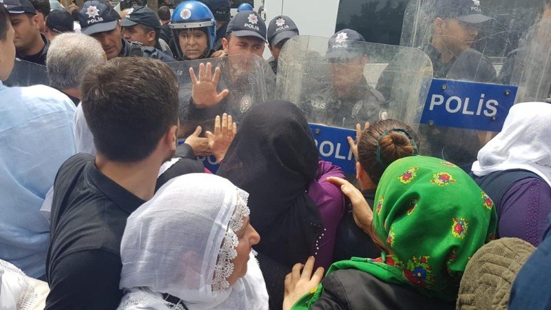 Tutuklu yakınlarının eylemine yine polis müdahalesi - Resim: 4