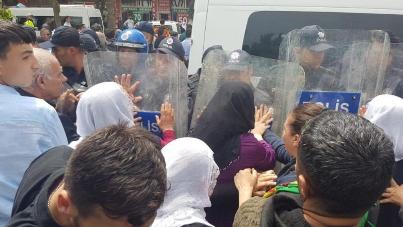 Tutuklu yakınlarının eylemine yine polis müdahalesi - Resim: 3