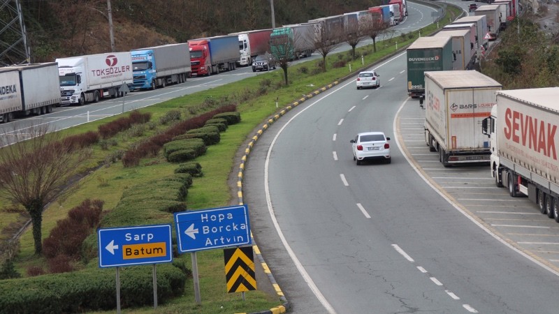 Artvin'de heyelan korkusuyla TIR'ların bekleyişi sürüyor - Resim: 1