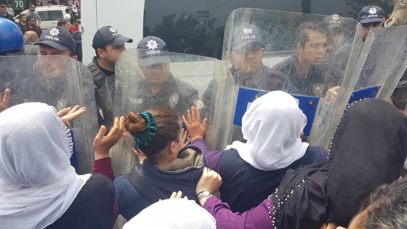 Tutuklu yakınlarının eylemine yine polis müdahalesi - Resim: 6