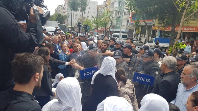 Tutuklu yakınlarının eylemine yine polis müdahalesi - Resim: 1