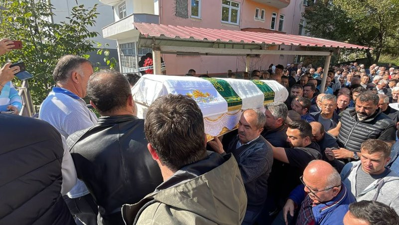 aa-20221015-29164264-29164259-maden-ocagindaki-patlamada-hayatini-kaybeden-iscilerden-emrah-kaval-son-yolculuguna-ugurlandi.jpg