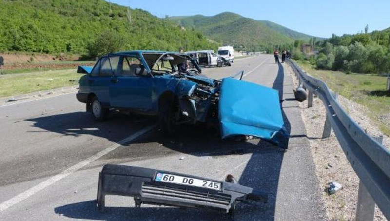 Tokat'ta işçi minibüsü ile otomobil çarpıştı: 2 ölü, 12 yaralı - Resim : 1