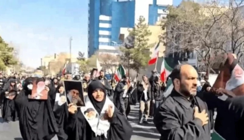 İran'da cuma namazı sonrası ABD ve İsrail protestosu - Resim : 2