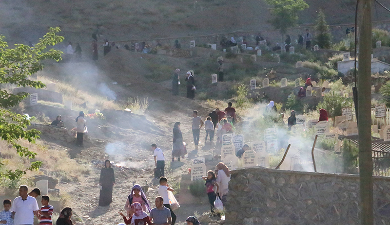 Bayram birçokları için mezarlık ziyareti - Resim: 17