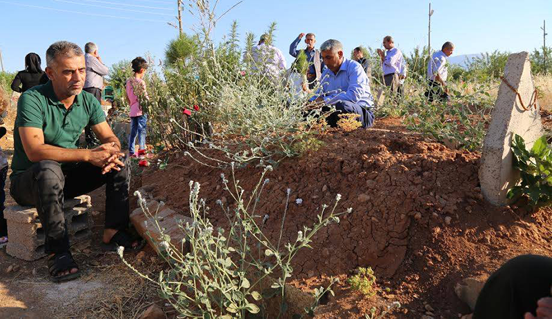 Bayram birçokları için mezarlık ziyareti - Resim: 2
