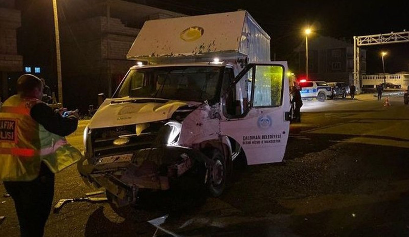 Vakaya giden ambulans kaza yaptı: 3 sağlıkçı yaralandı - Resim : 1