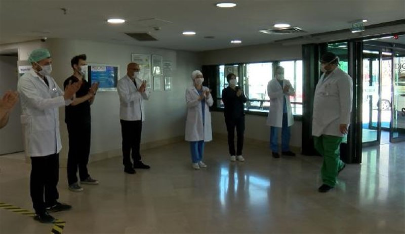 Koronayı yenen doktor hemen görevine döndü - Resim : 1