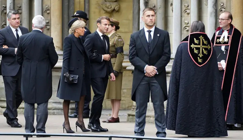 Britanya Kraliçesi II. Elizabeth'in cenazesi St. George Şapeli’nde defnedildi - Resim : 4