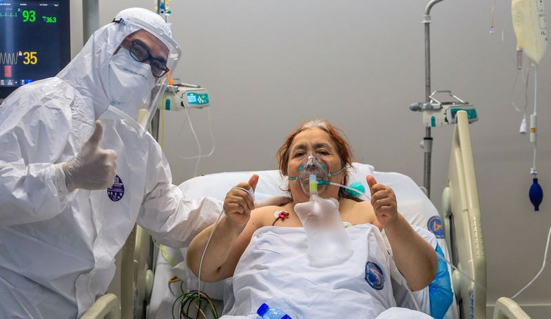 Corona'yı yenen 66 yaşındaki yurttaş genç doktorun elini öptü - Resim : 1