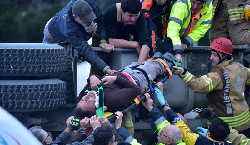 İstanbul'da beton mikseri otomobilin üzerine devrildi - Resim : 2