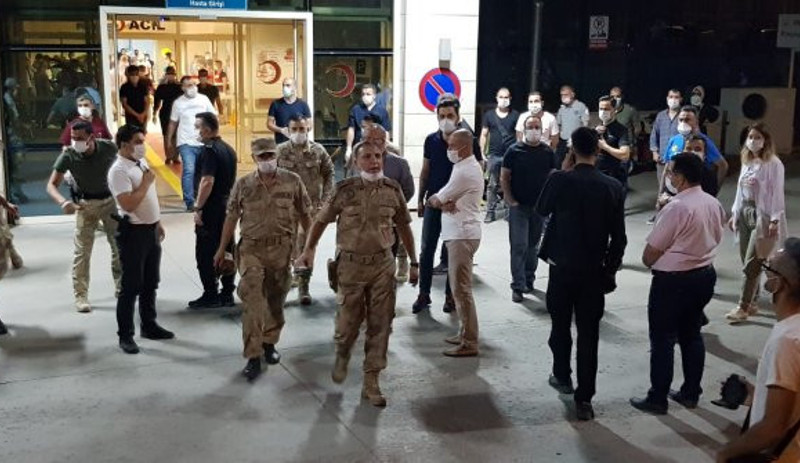 Siirt'te yaralanan askerlere kan vermek için bölge halkı hastaneye gitti - Resim : 1