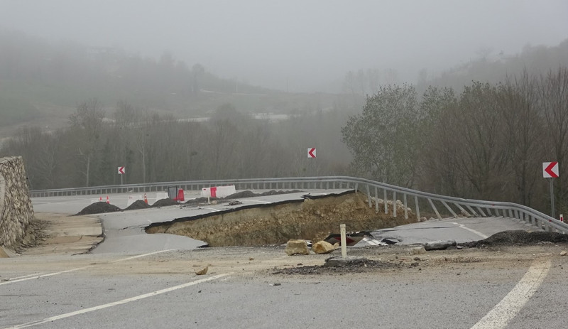 Karadeniz Sahil Yolu'nda heyelan: Çöken yol trafiğe kapatıldı - Resim : 1