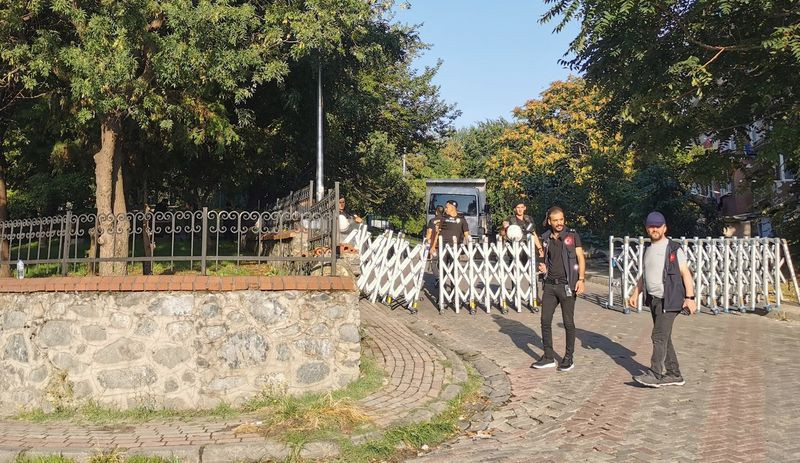 Bin 500 polisle abluka: Tozkoparan'da yıkım başladı - Resim : 1