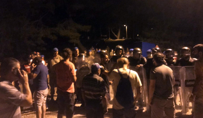 Akbelen Ormanı'ndaki direnişe gece yarısı jandarma müdahalesi: Halk sürüklenerek çıkarıldı - Resim : 1