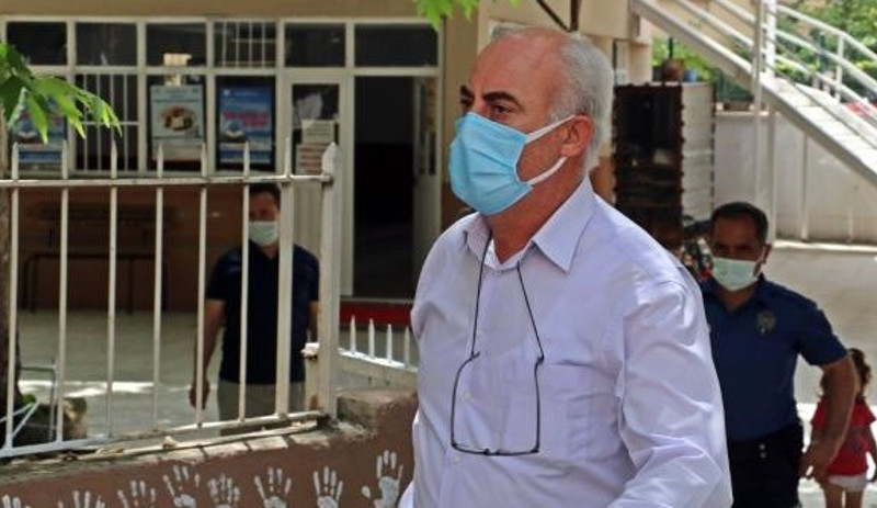 Caminin duvarlarını çocuklarla birlikte el izleriyle doldurdu: Kimse birbirine selam vermiyordu - Resim : 1