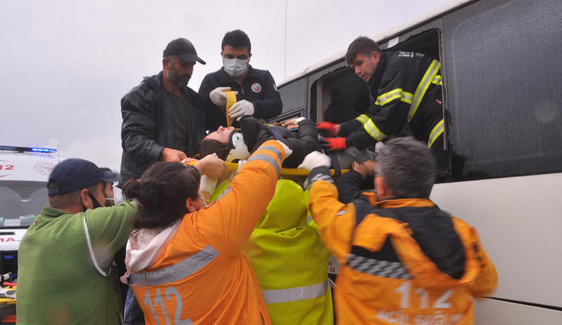 Fabrika işçilerini taşıyan servis ile otomobil çarpıştı: 2 ölü, 15 yaralı - Resim : 1