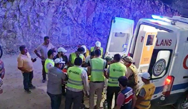 Muğla’da yangına müdahale eden orman işçilerinin üzerine yanan ağaç devrildi - Resim : 1